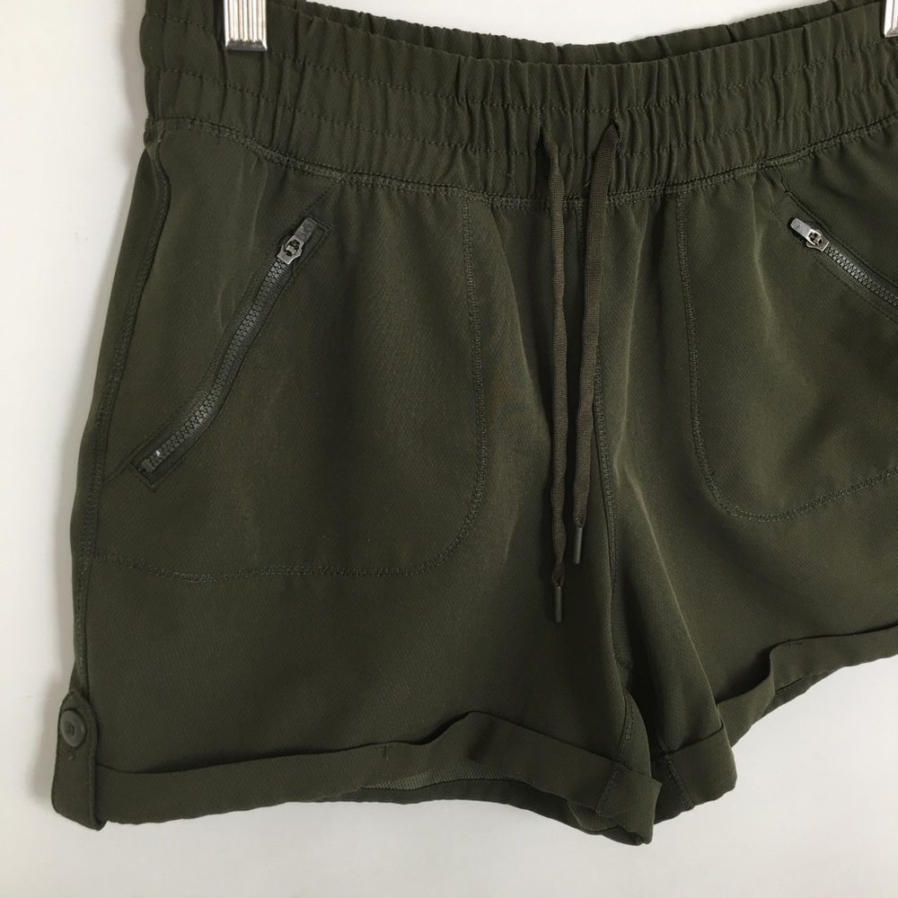 Tangerine Army Green Shorts Women’s Size Medium Pull On Elastic Waist Pockets - Picture 2 of 8